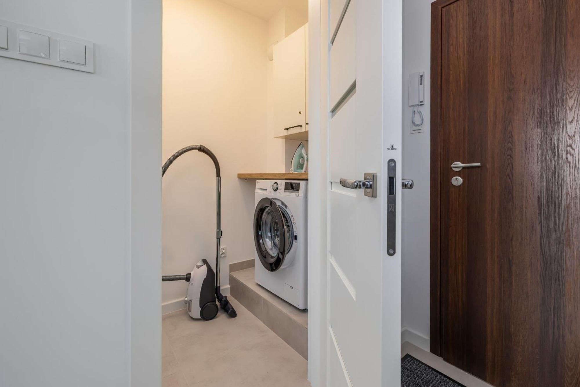 Air-conditioned Seaside With Parking & Balcony By Renters
