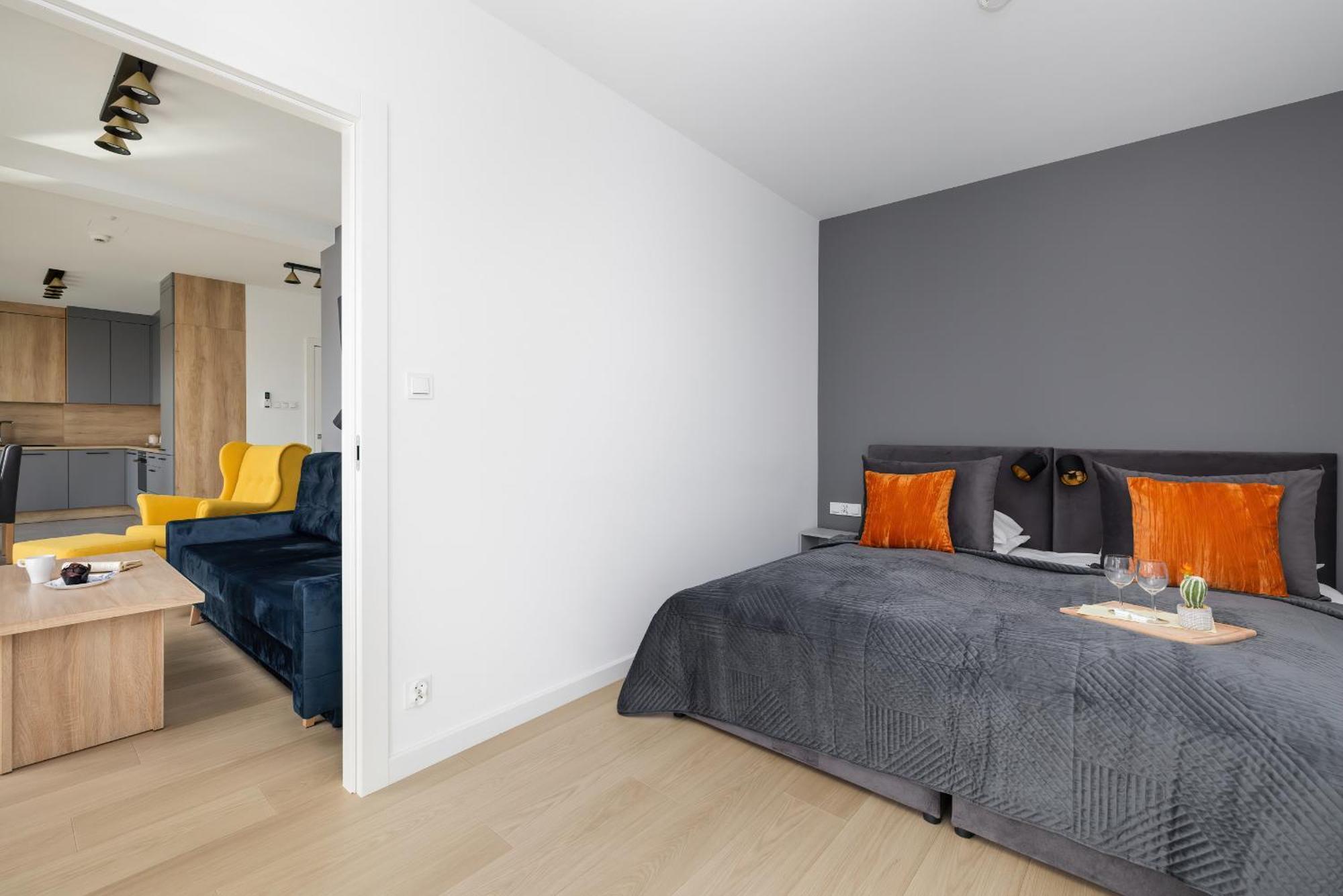 Air-conditioned Seaside With Parking & Balcony By Renters Apartment